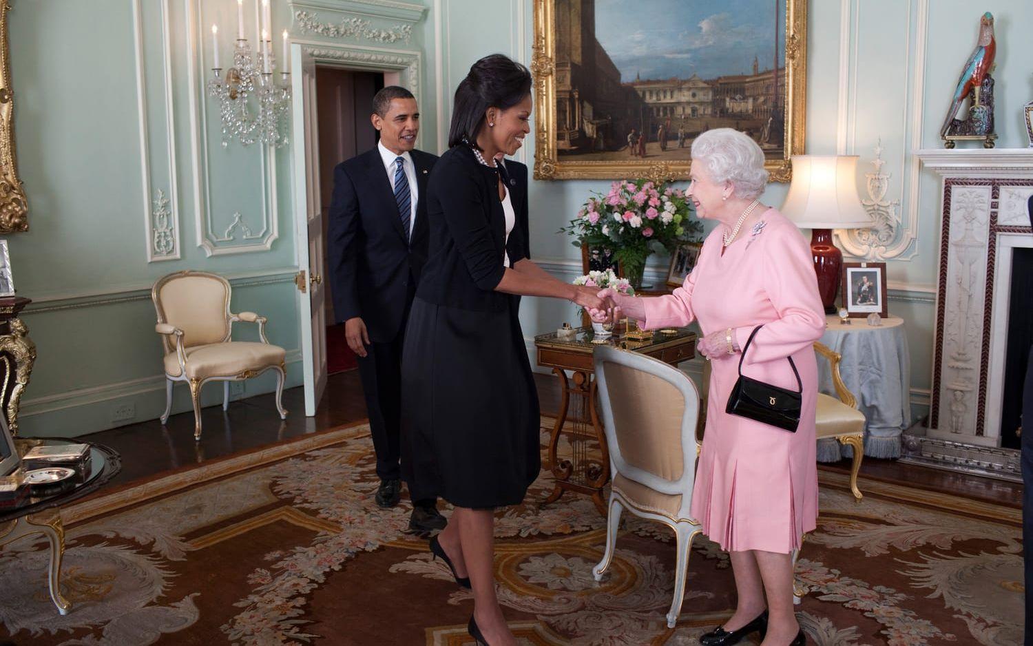 1 april, 2009: Michelle och Barack Obama hälsar på den brittiska drottningen under ett besök till Storbritannien. Foto: Pete Souza / Vita Huset