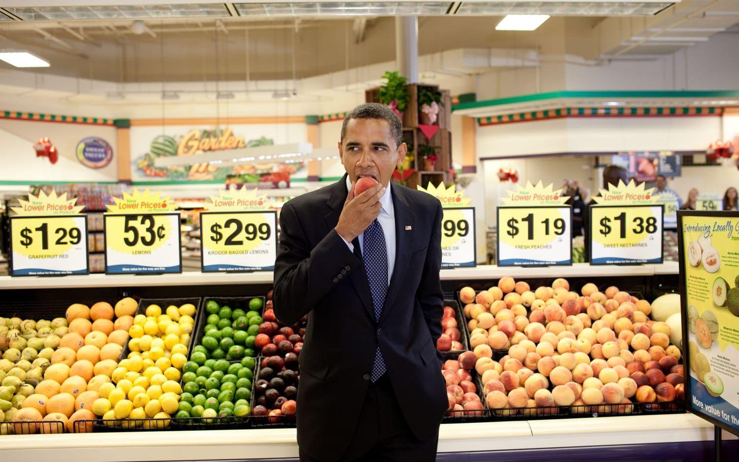 29 juli, 2009: Barack Obama mumsar på en persika inne påKroger's Supermarket i Bristol Virginia. Sekunden senare gav han en dollarsedel till butikskedjans VD. Foto: Pete Souza / Vita Huset
