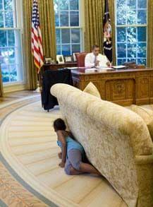 5 augusti, 2009: Dottern Sasha Obama smög in på pappas kontor för att försöka skrämmas. Foto: Pete Souza / Vita Huset