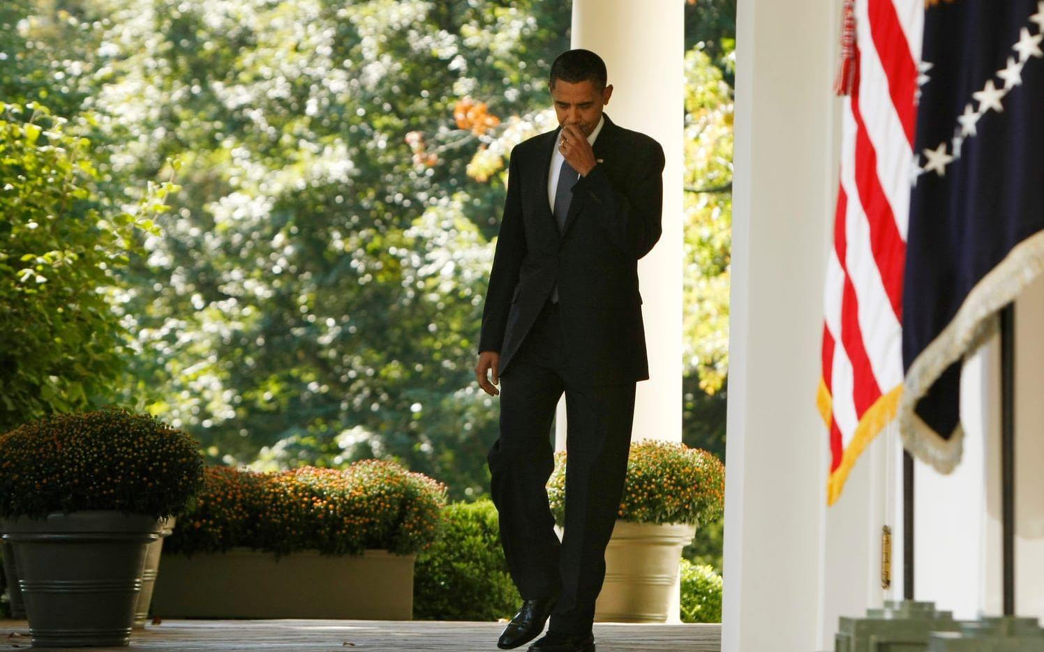 9 oktober, 2009: Beskedet att Barack Obama tilldelas Nobels fredspris överraskar många, även Obama själv. Hans tudelade känslor kan anas på den här bilden där han är på väg för att lämna en kommentar strax efter norska Nobelkommitténs förkunnande. Foto: TT