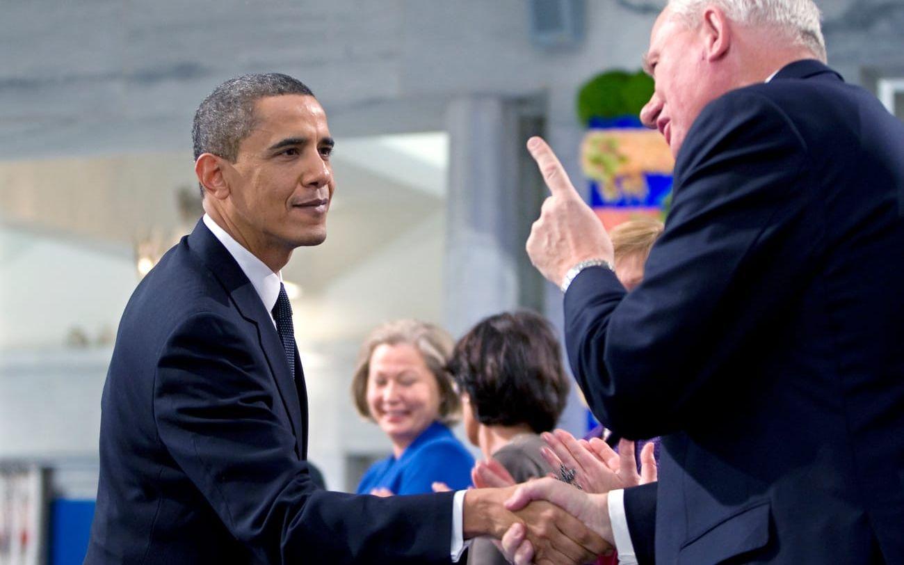 10 december, 2009: Obama hälsar på Geir Lundestad, sekreterare i Nobels fredspriskommitté, under prisceremonin i Oslo. Foto: TT