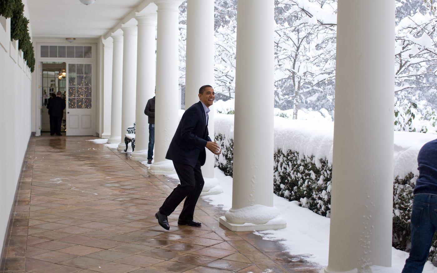 19 december, 2009: Barack Obama kramar en snöboll och tvingar Vita Husets Chief of staff att ta flykt ut på gräsmattan.  Foto: Pete Souza / Vita Huset