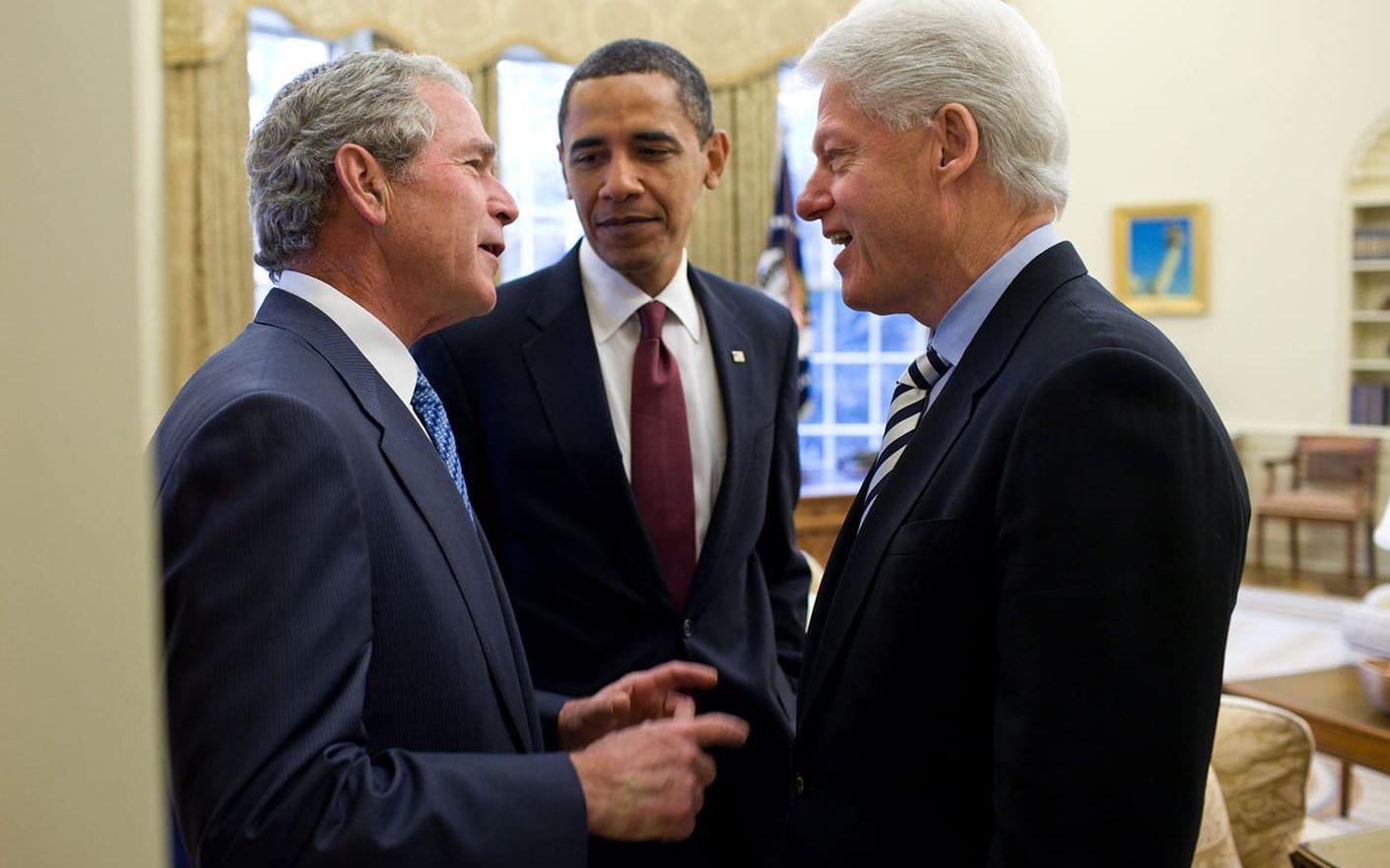16 januari, 2010: Barack Obama bad de två tidigare presidenterna George W Bush och Bill Clinton. Foto: Pete Souza / Vita Huset