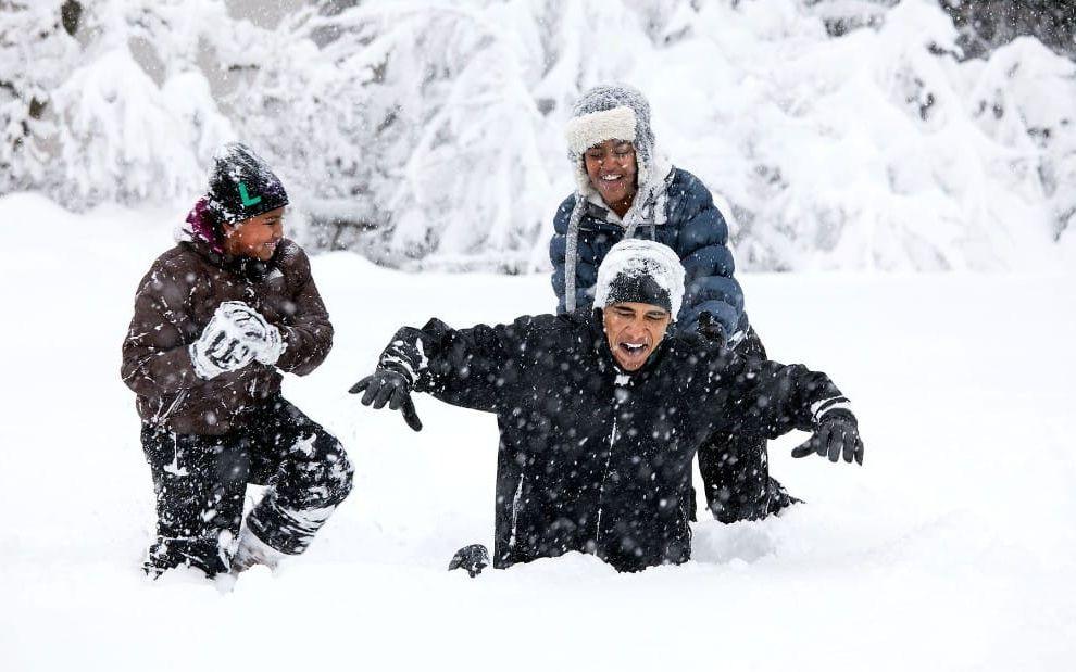 6 februari, 2010: En vinterstorm lade ett snötäcke över Washington vilket fick Barack Obama och barnen att trotsa vädret för ett snöbollskrig. Det här är också fotografiet och dagen som Pete Souza själv kallat sin pesronliga favorit. Foto: Pete Souza / Vita Huset