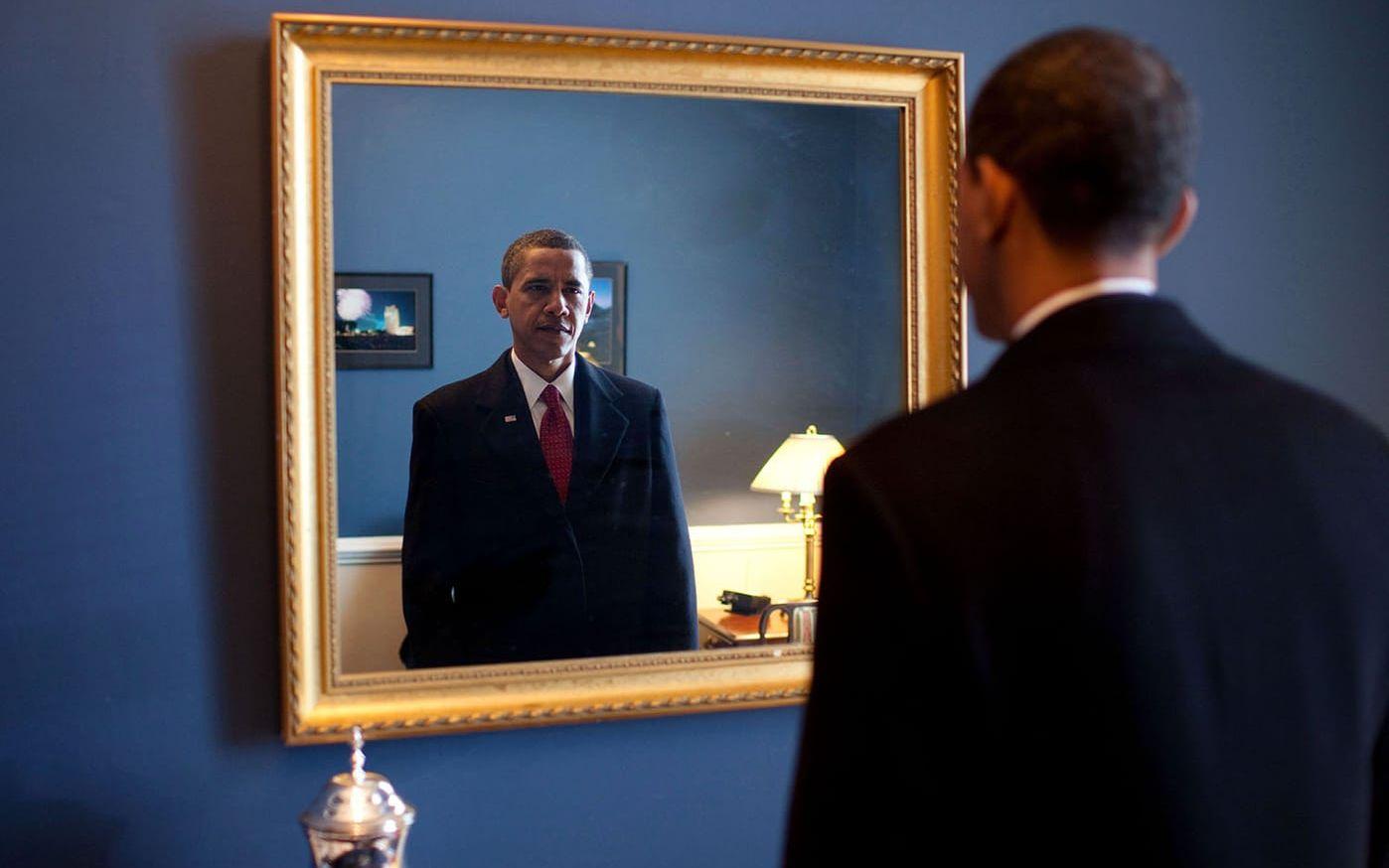 20: januari, 2009: Barack Obama tar en sista titt i spegeln innan han går ut för att sväras in som president. Foto: Pete Souza / Vita Huset