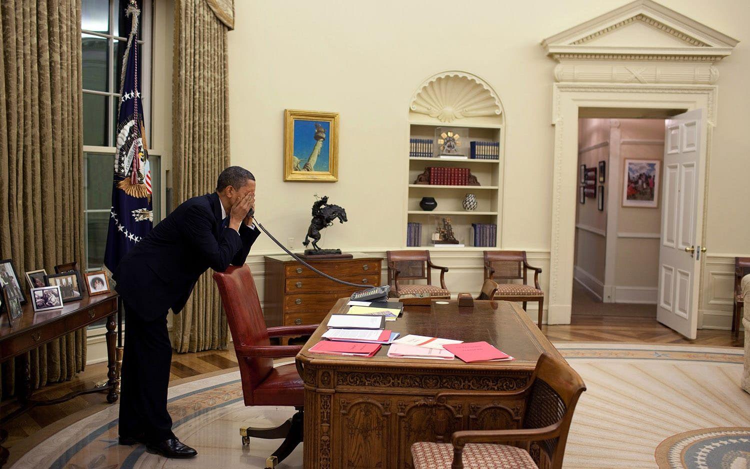 19 mars, 2010: Presidenten tillbringar tiden efter middag med att ringa runt till kongressledamöter för att övertyga dem om att rösta igenom hans hälsoreform. Foto: Pete Souza / Vita Huset