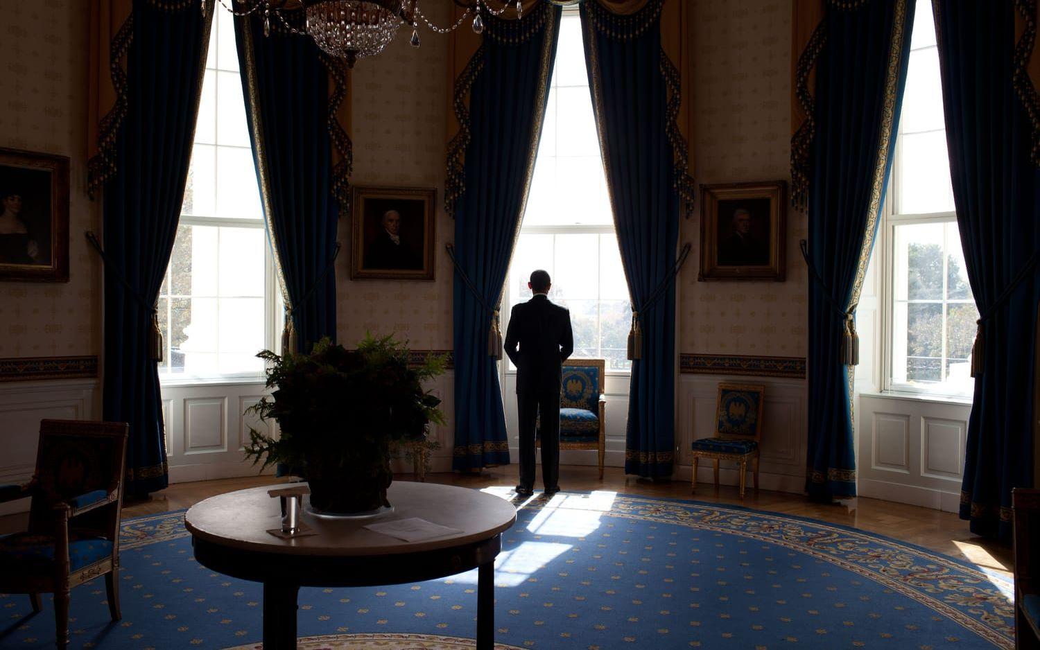 3 november, 2010: Presidenten stannar till i det blå rummet innan ett möte med pressen.  Foto: Pete Souza / Vita Huset