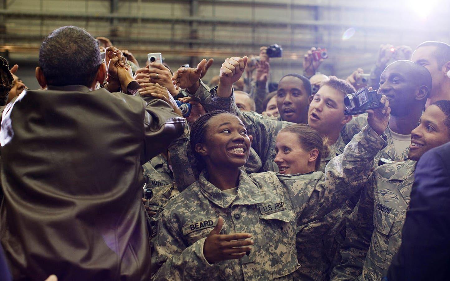 3 december, 2010: Obama hälsar på amerikanska soldater under ett överraskningsbesök på flygbasen Bagram i Afghanistan.  Foto: Pete Souza / Vita Huset