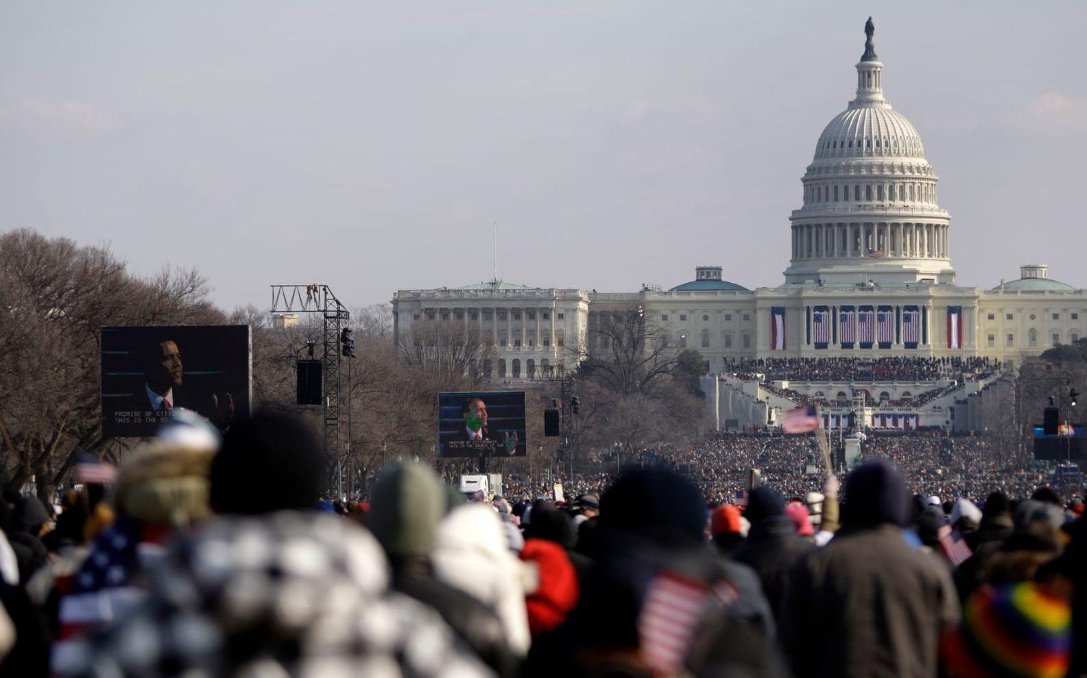 20 januari, 2009: Uppskattningsvis 1,8 miljoner kom till Washington för att se Barack Obama sväras in. Foto: TT