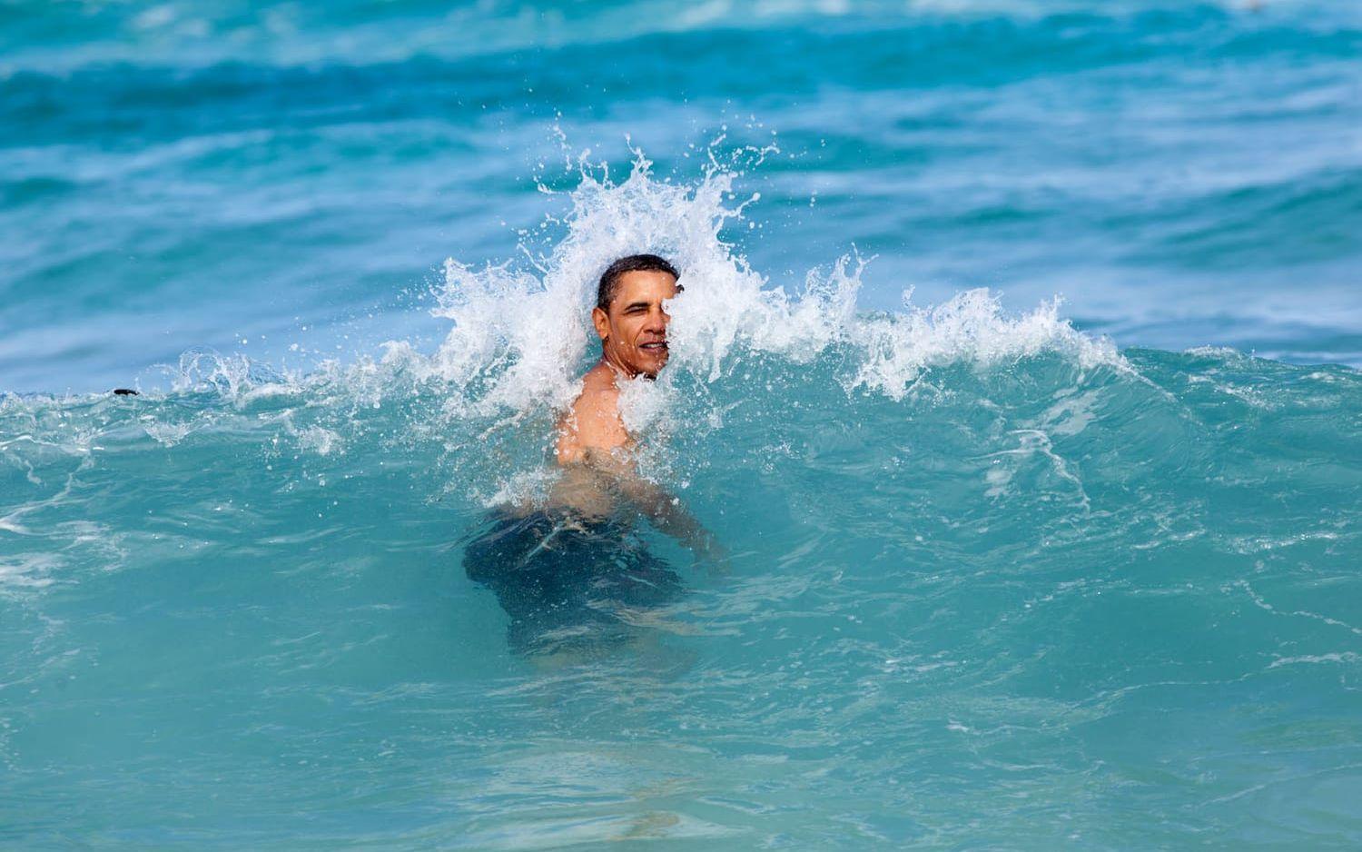 1 januari, 2012: President Barack Obama firar nyår på Hawaii tillsammans med släkt och vänner. Året inleds med ett uppfriskande dopp i havet. Foto: Pete Souza / Vita Huset