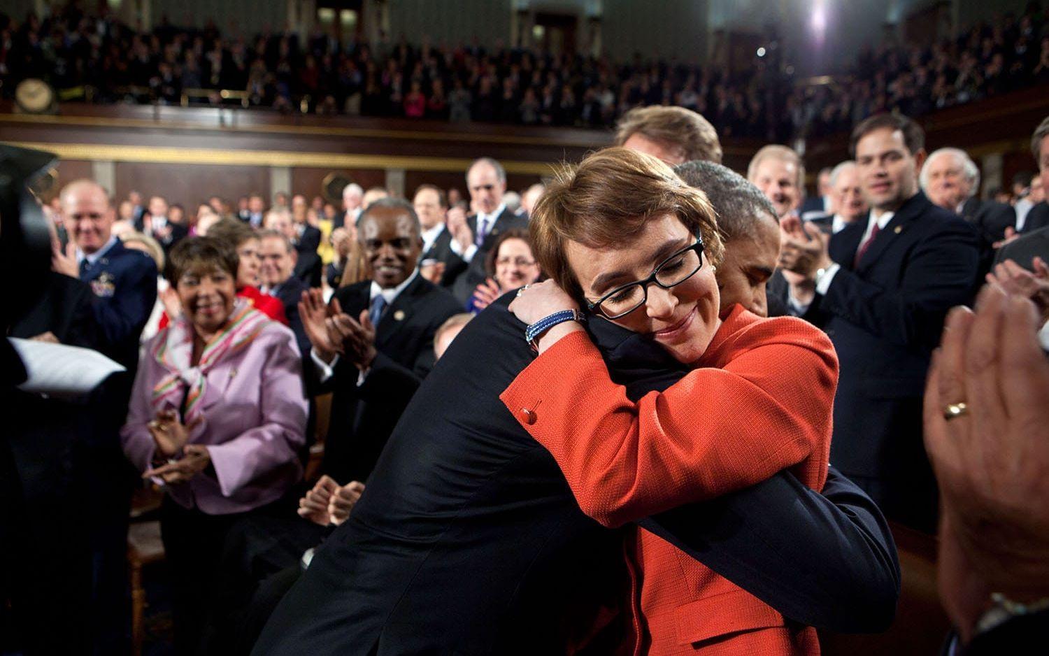 24 januari, 2012: Fotografen Pete Souza kallar ögonblicket när republikanen Gabrielle Gifford kramar Obama inför hans State of the union-tal för en av årets mest minnesvärda.  Foto: Pete Souza / Vita Huset