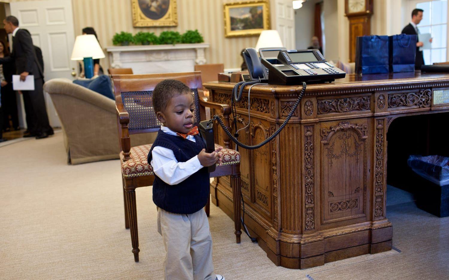7 februari, 2012: En gäst i Vita Huset tog med sig sin son för att träffa presidenten. I ett oövervakat ögonblick gick pojken fram till telefonen i Ovala rummet och plockade upp den. "Som tur var hann han inte ringa några statschefer", kommenterade fotografen.  Foto: Pete Souza / Vita Huset