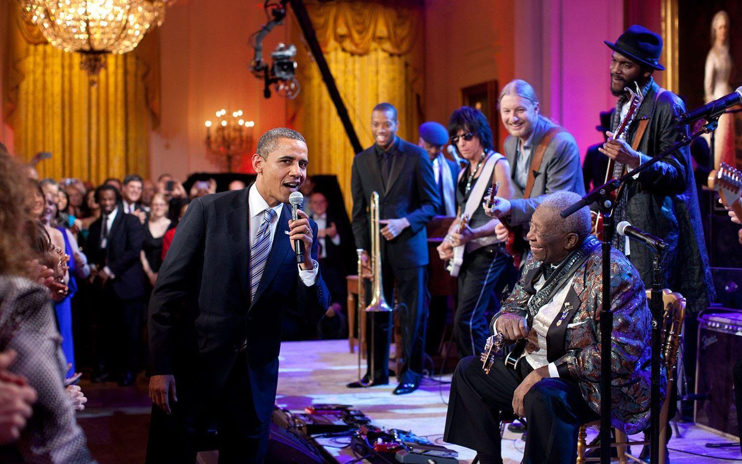 21 februari, 2012: Påhejad av blueslegendaren BB King går Obama upp och sjung  "Sweet home Chicago" under en konsertkväll i Vita Huset.