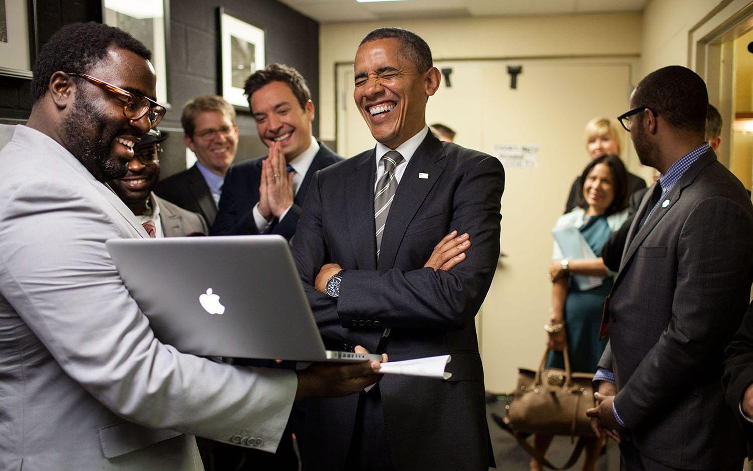 24 april, 2012: Barack Obama skrattar när han får en genomgång av tv-programmet Late night with Jimmy Fallon som han ska medverka i. Segmentet Slow jam the news med barack Obama är en klassiker.  Foto: Pete Souza / Vita Huset