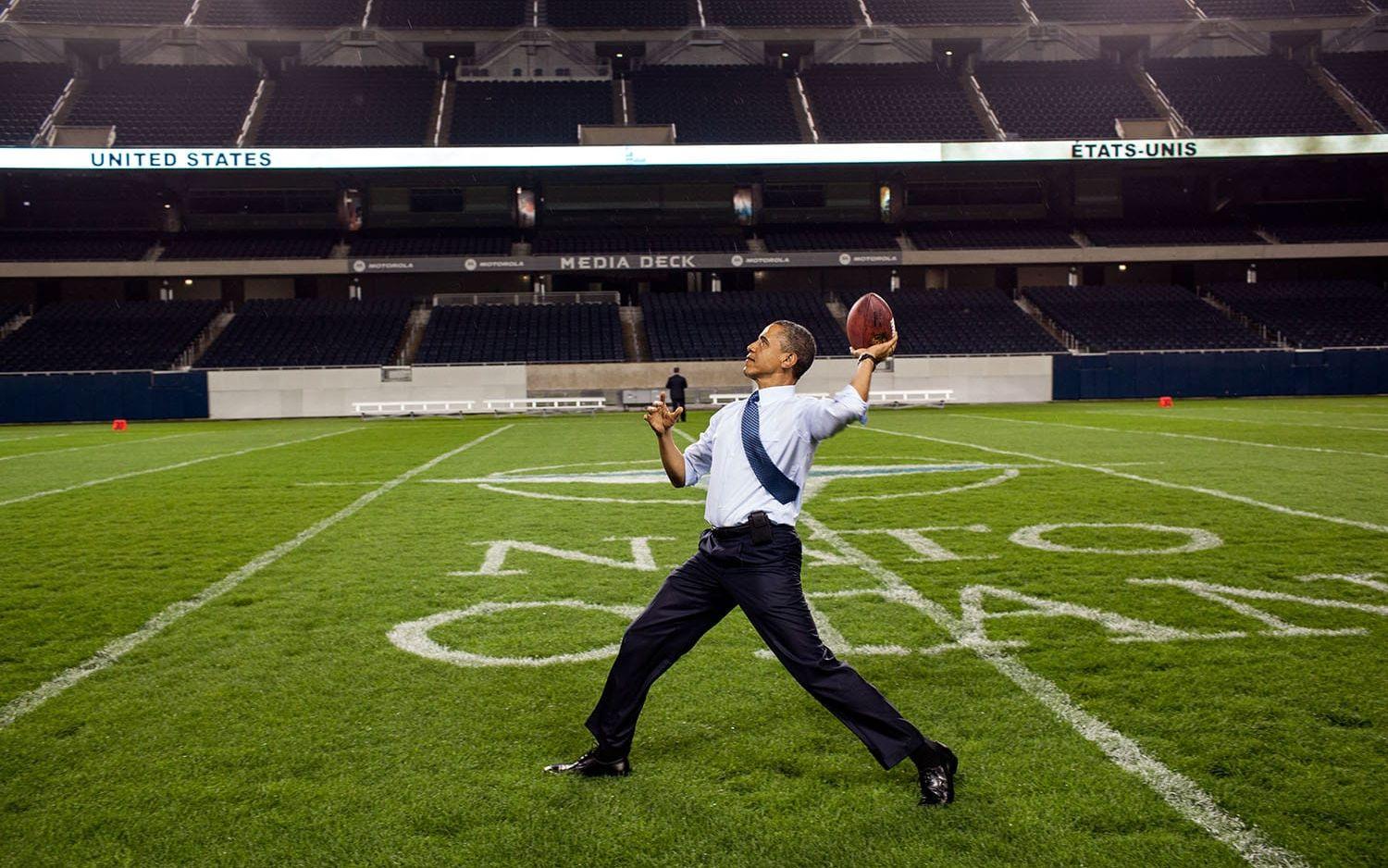 20 maj, 2012: "Hur coolt är inte det här?" kommenterade Barack Obama strax efter att han kastat bollen på Chicago Bears, tillika presidentens, hemmaplan.  Foto: Pete Souza / Vita Huset