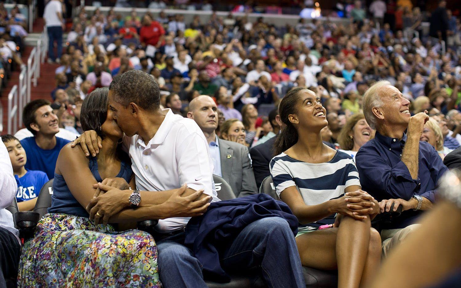 16 juli, 2012: Presidenten och First Lady fastnar på "The Kiss Cam" under en match mellan USA:s basketlandslag och Brasilien. Foto: Pete Souza / Vita Huset