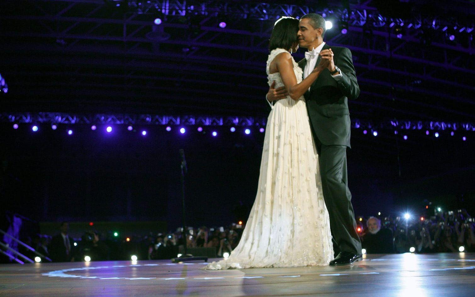 20 januari, 2009: Michelle och Barack Obama tar första dansen under inaugurations-balen. Foto: TT