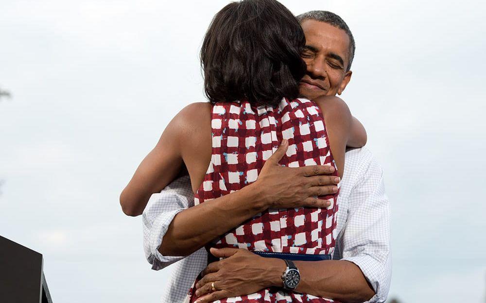 15 augusti, 2012: President Obama kramar sin fru Michelle efter att hon just presenterat honom på ett valmöte i Davenport, Iowa.