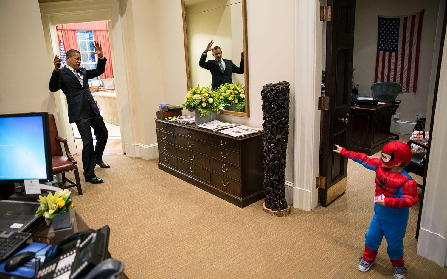 26 oktober, 2012: Presidenten låtsas fångas av spindelmannen nät under ett Halloweenbus i Vita Huset. Barack Obama ska ha sagt att det här är en av hans favoritfotografier från det året. Foto: Pete Souza / Vita Huset