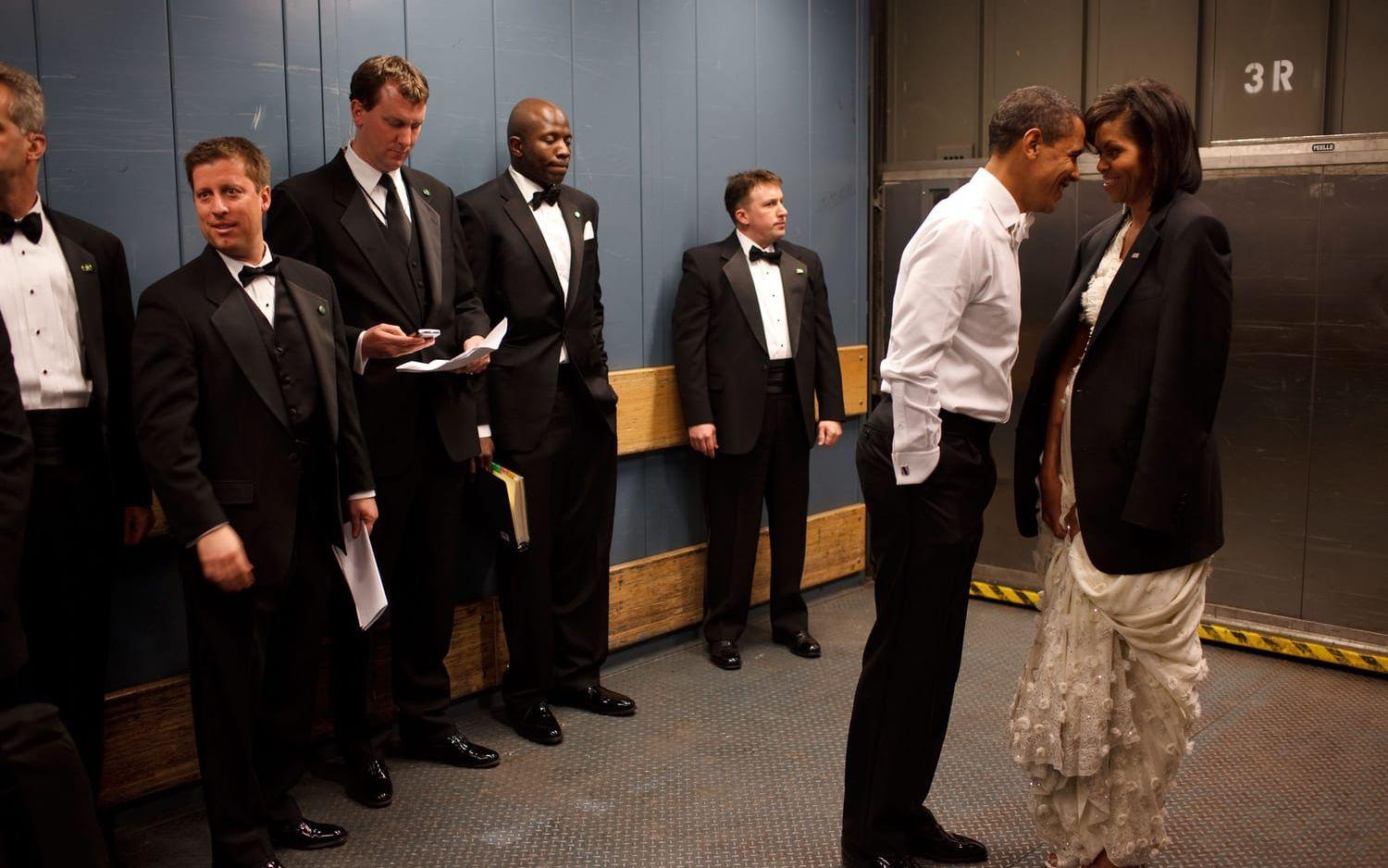 20 januari 2009: Barack och Michelle Obama delar ett intimt ögonblick i hissen under inaguaritions-balen i Washington. Foto: Pete Souza / Vita Huset