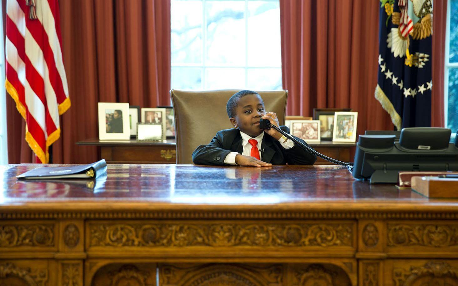 1 april 2013: Youtube-stjärnan Kid President (Robby Novak) får testa hur det känns att sitta i det verkliga Ovala rummet en dag. Foto: Pete Souza / Vita Huset