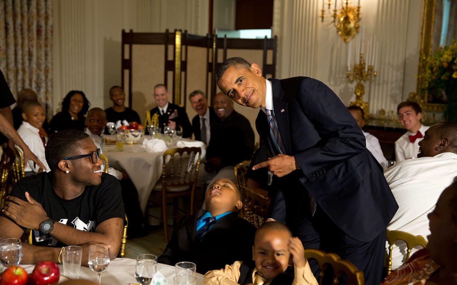 14 juni, 2013: "Presidenten ropade på mig så att jag kunde ta en bild när han poserar med en liten pojke som somnat på en middag", berättar fotografen. Foto: Pete Souza / Vita Huset