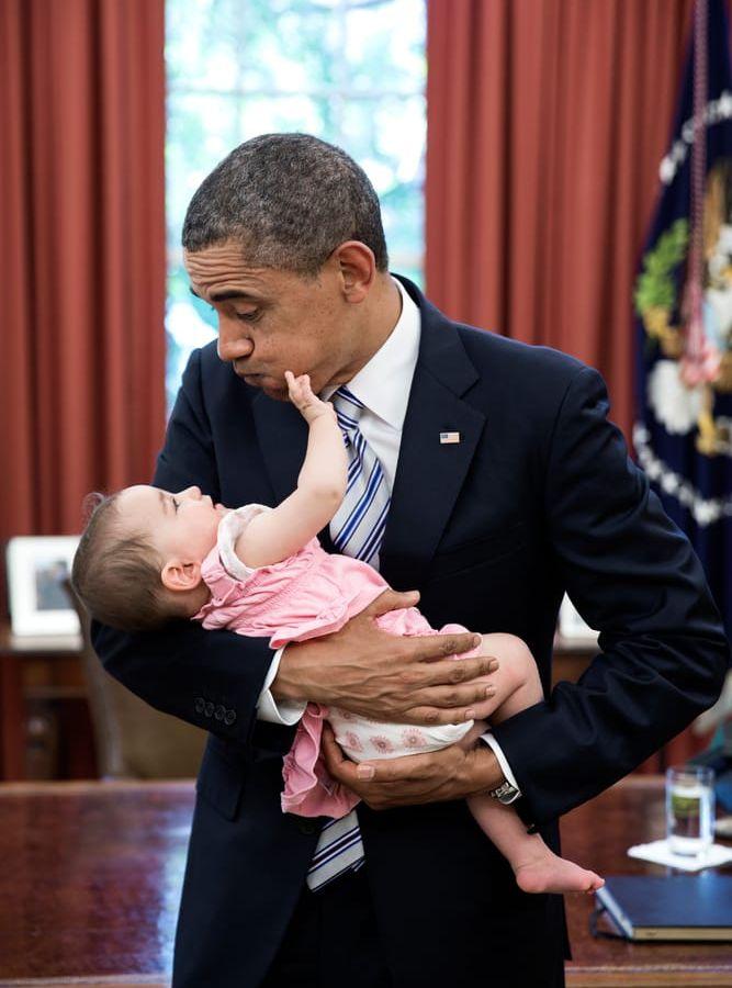 14 juni, 2013: Barack Obama håller i en Vita Huset-anställds dotter. Foto: Pete Souza / Vita Huset