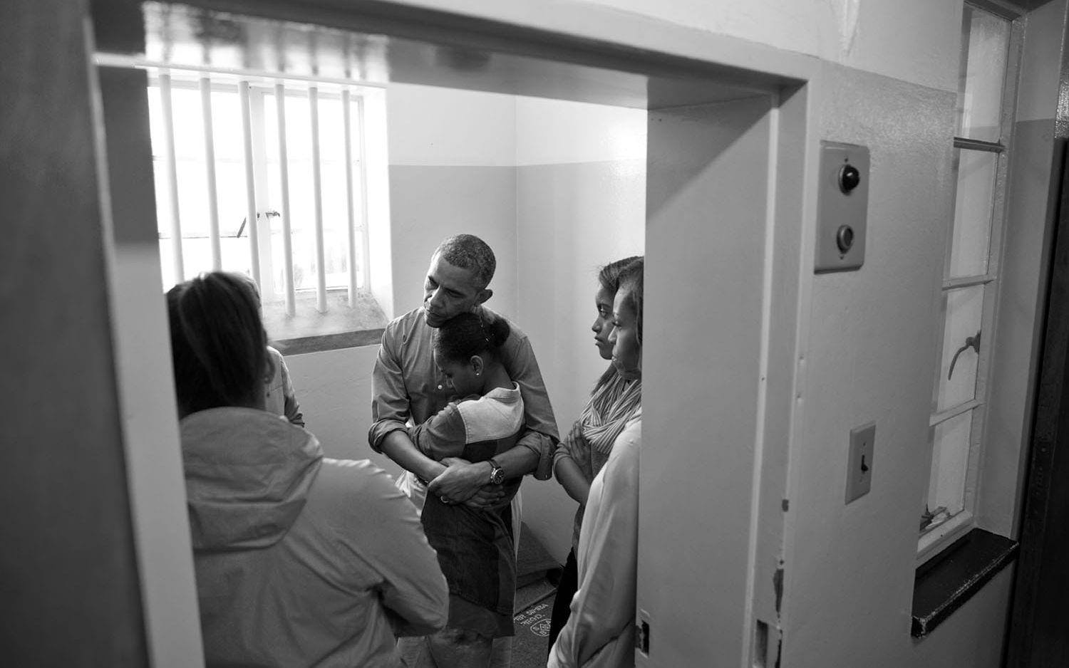 30 juni, 2013: Familjen Obama besöker Robben Island i Sydafrika där Nelson Mandela satt fängslad i 27 år. Foto: Pete Souza / Vita Huset