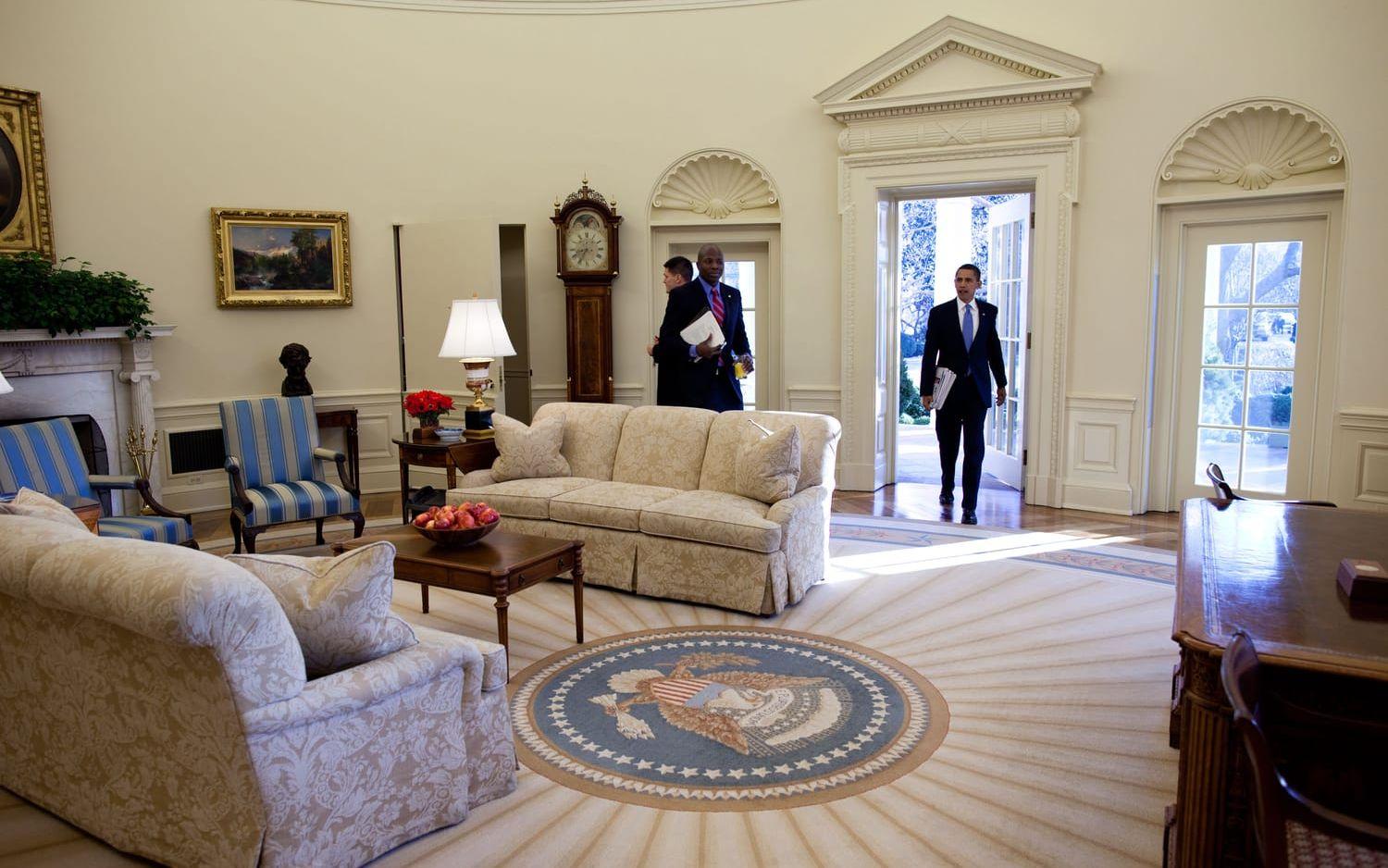21 januari, 2009: Barack Obama kliver in i Ovala rummet under sin allra första arbetsdag som president. Foto: Pete Souza / Vita Huset