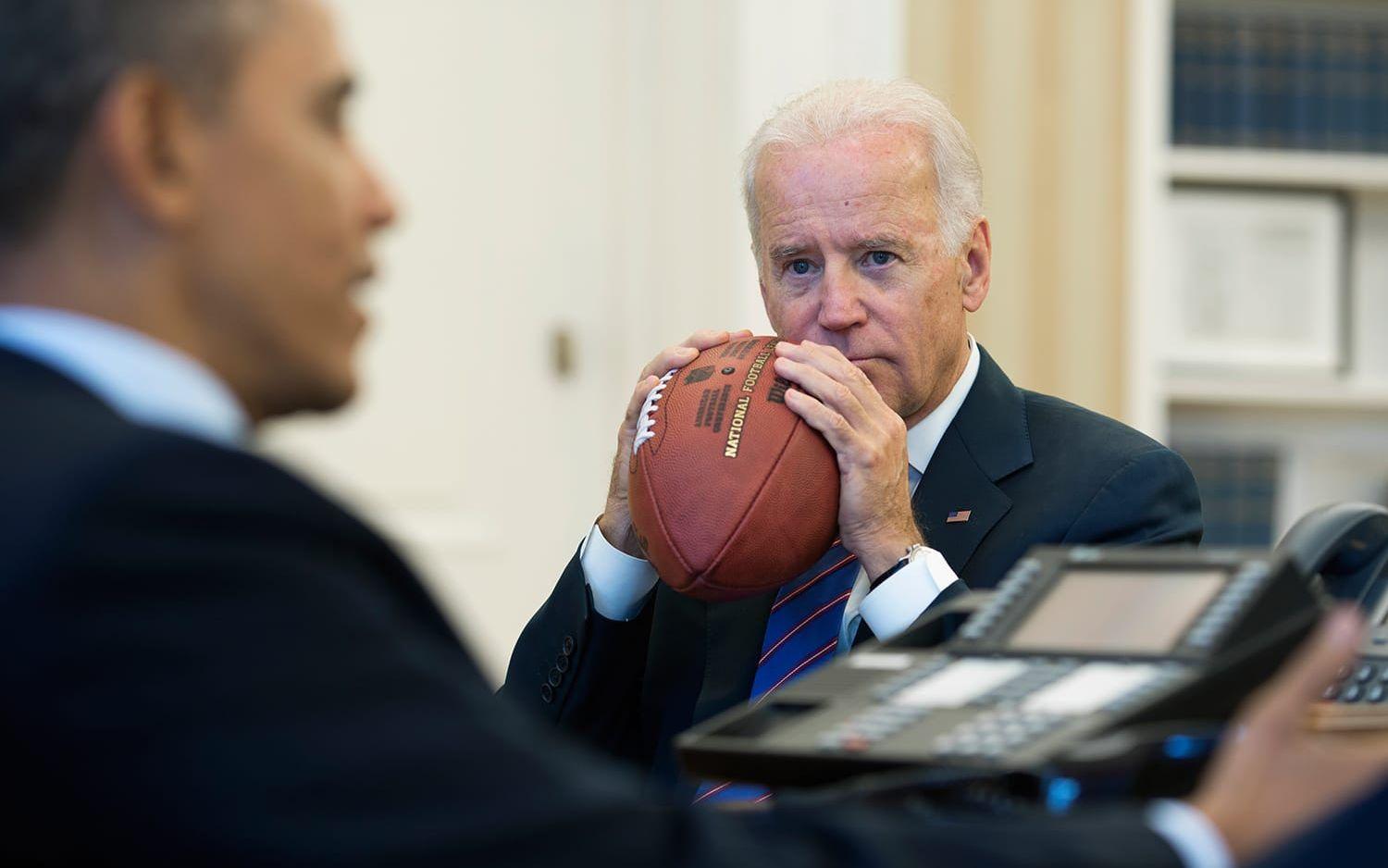 15 oktober, 2013: Presidenten i en telefonkonferens i sällskap med Joe Biden. Foto: Pete Souza / Vita Huset