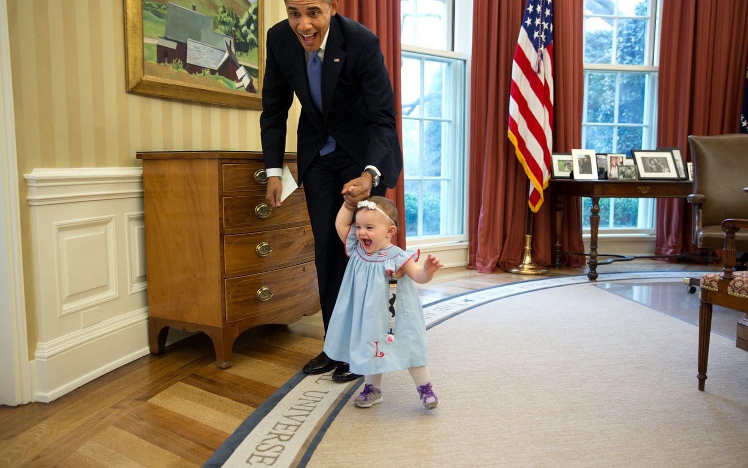 4 april, 2014: Ögonblicket när en ettåring lär sig ta sina första steg fångas på bild i Ovala rummet. Barnet, Lincoln Rose Smith, är dotter till en tidigare Vita Huset-anställd som kom på besök. Foto: Pete Souza / Vita Huset
