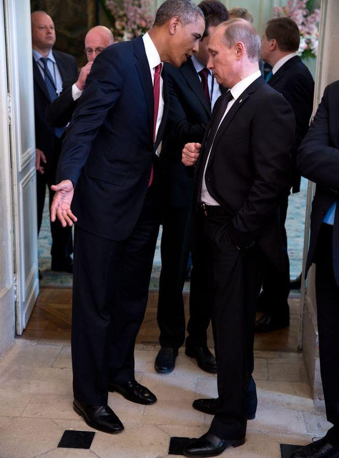 6 juni, 2014: Barack Obama och Rysslands president Vladimir Putin samtalar under en lunch under 70-årsjubileet av Normandieinvasionen. "Jag är säker på att de pratade om andra saker än D-day", säger fotografen Pete Souza. Foto: Pete Souza / Vita Huset