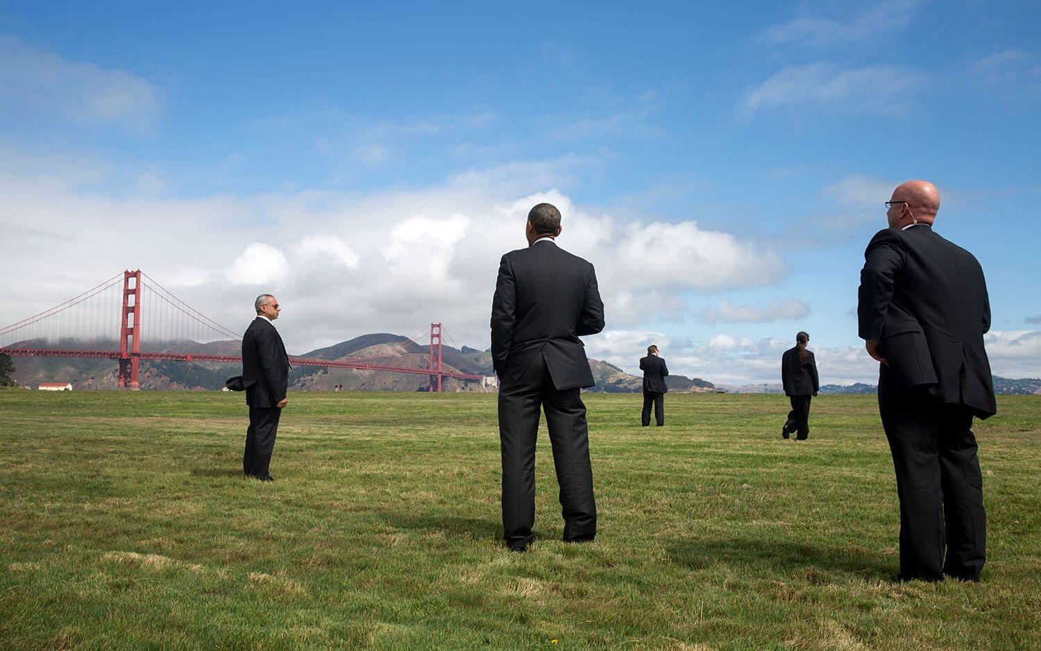 23 juli, 2014: Secret Service omringar Barack Obama när han blickar ut över Golden Gate-bron i San Francisco. Foto: Pete Souza / Vita Huset