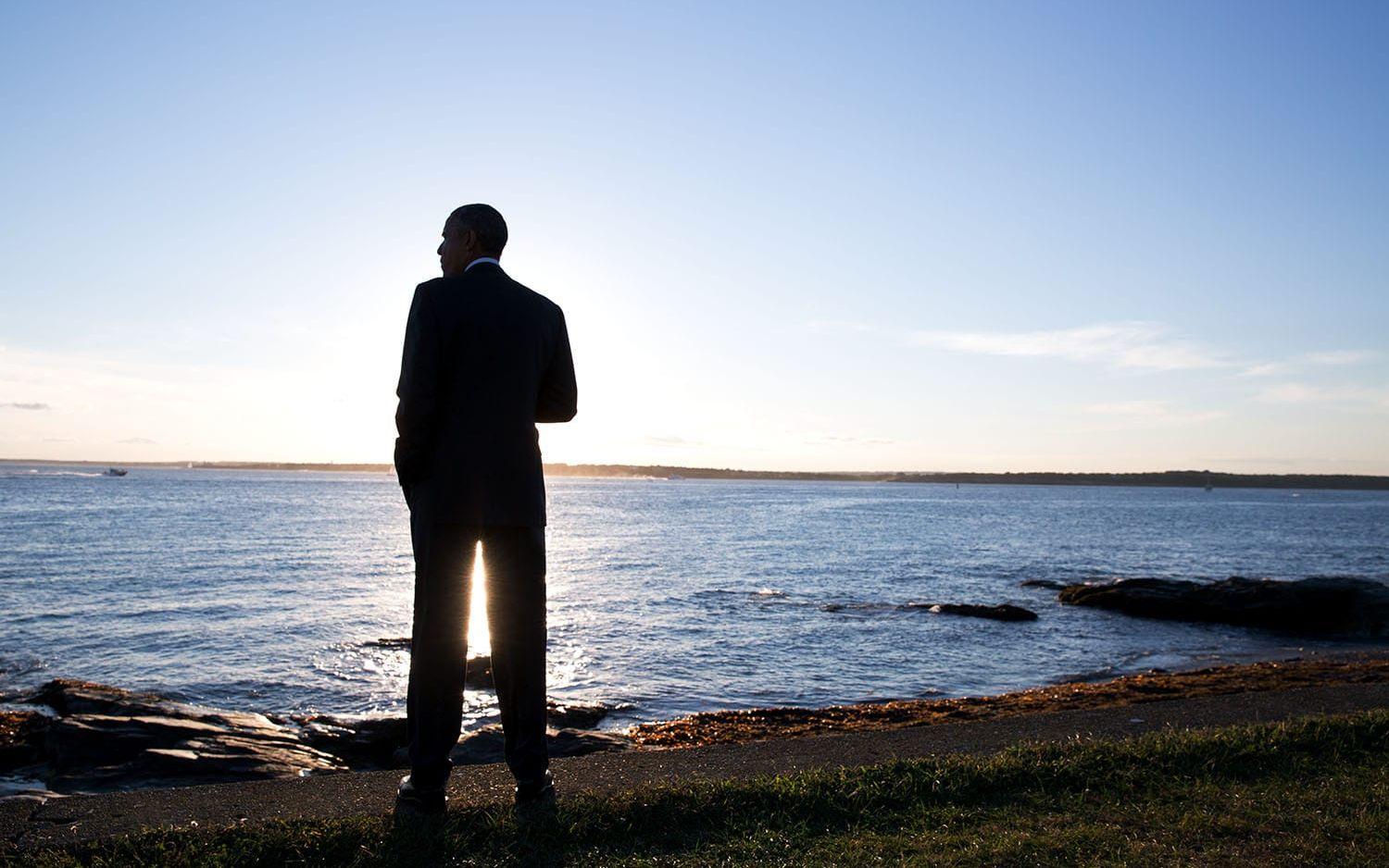 29 augusti, 2014: Barack Obama blickar ut över havet vid en militärbas i Rhode Island. Foto: Pete Souza / Vita Huset