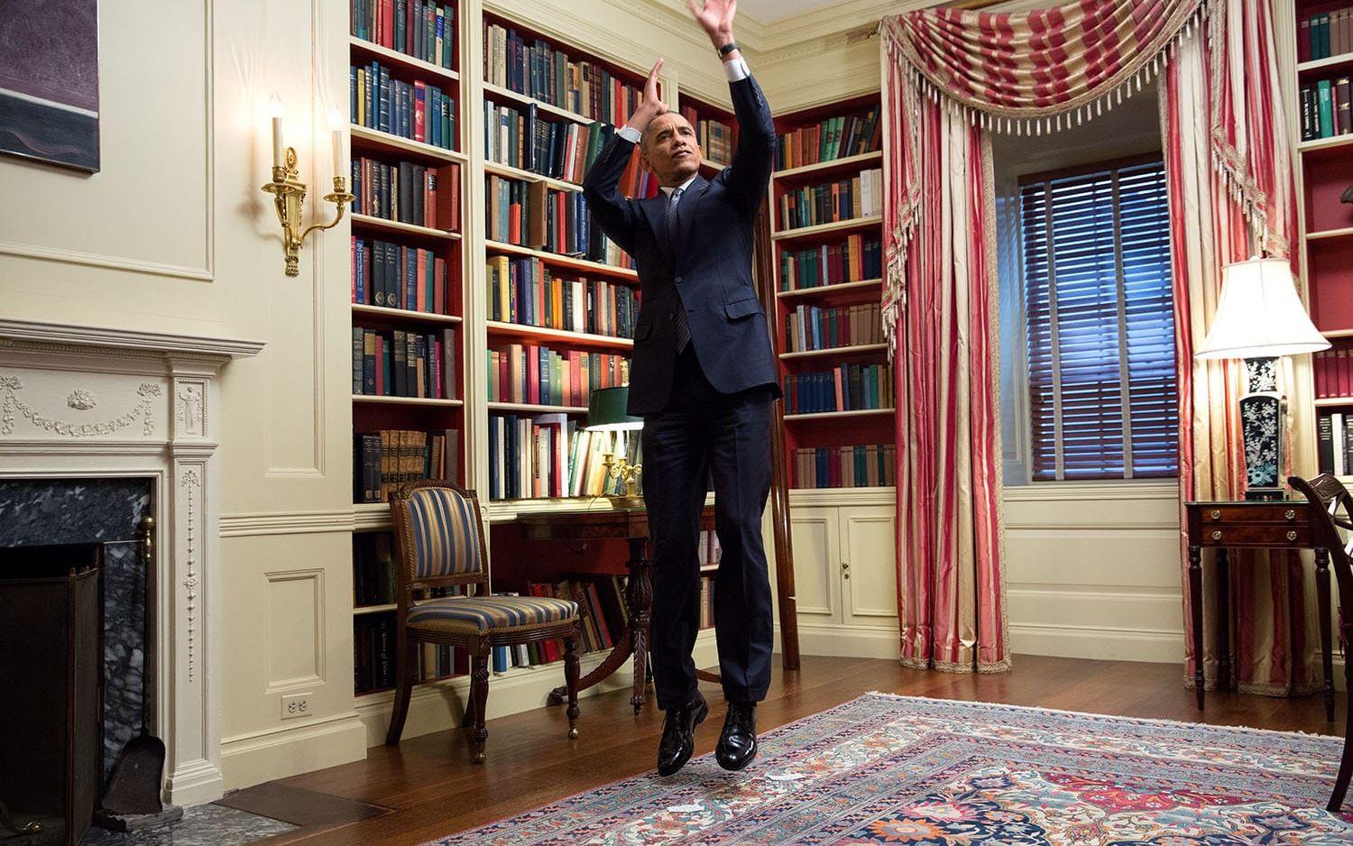 10 februari, 2015: Obama övar att kasta basket under inspelningen av en kampanjvideo för hälsoreformen. Foto: Pete Souza / Vita Huset