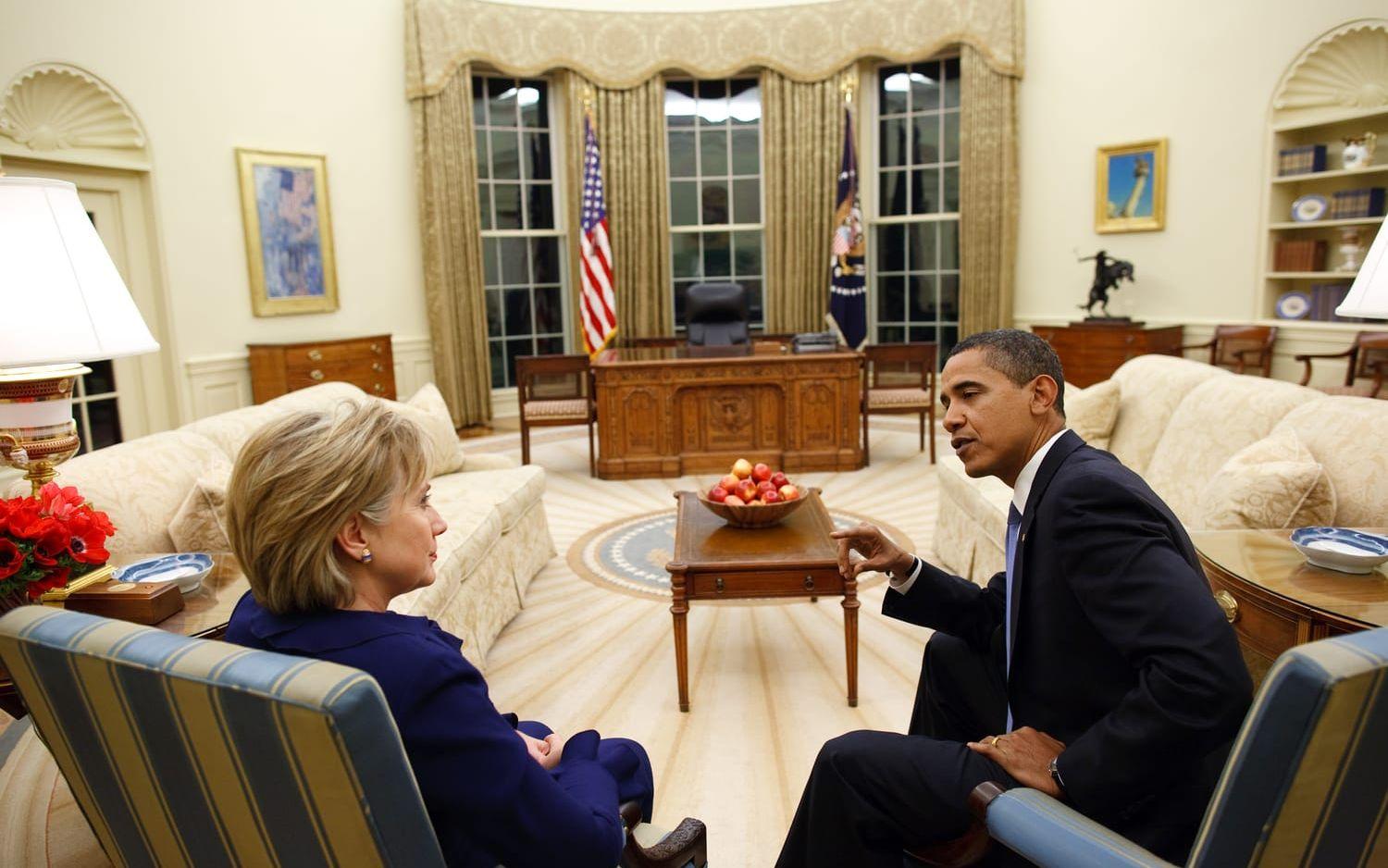 21 januari, 2009: Barack Obama möter Hillary Clinton strax efter att hon svurits in som utrikesminister. Foto: Pete Souza / Vita Huset