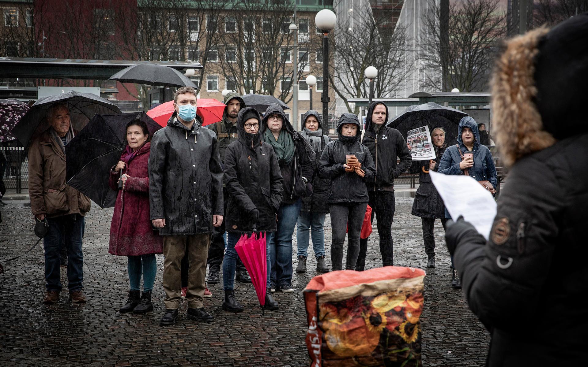 40-tal deltagare var på plats vid Järntorget för att demonstrera för den nedläggningshotade beroendemottagningen Team Kvinnor i Olskroken. 