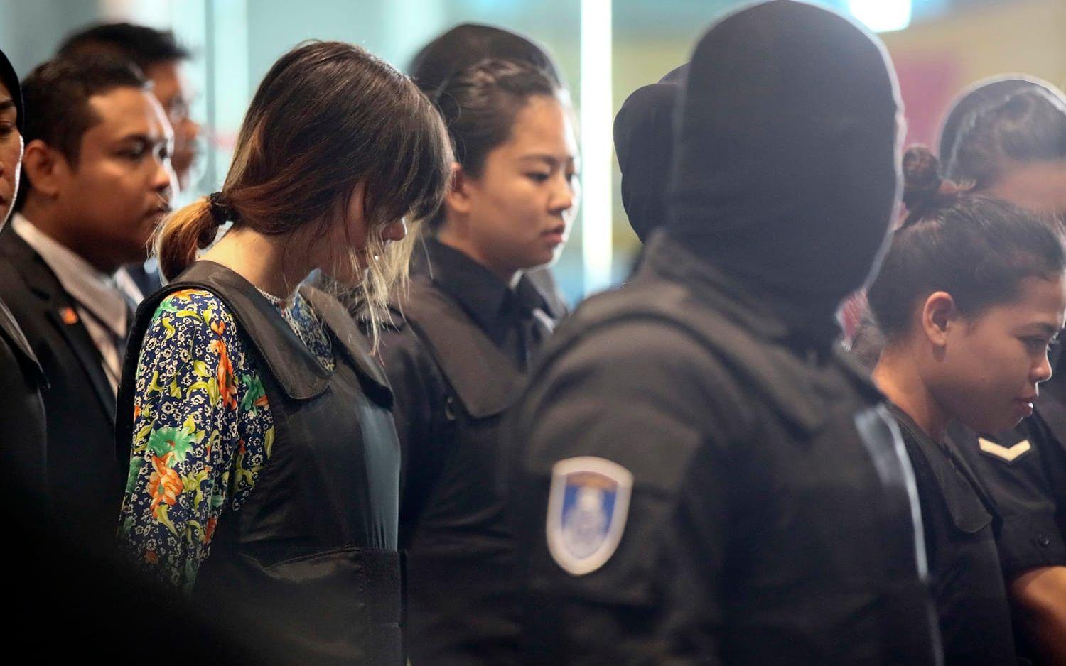 En av de anklagade för giftmordet vallas på Kuala Lumpurs flygplats, där mordet begicks. FOTO: AP
