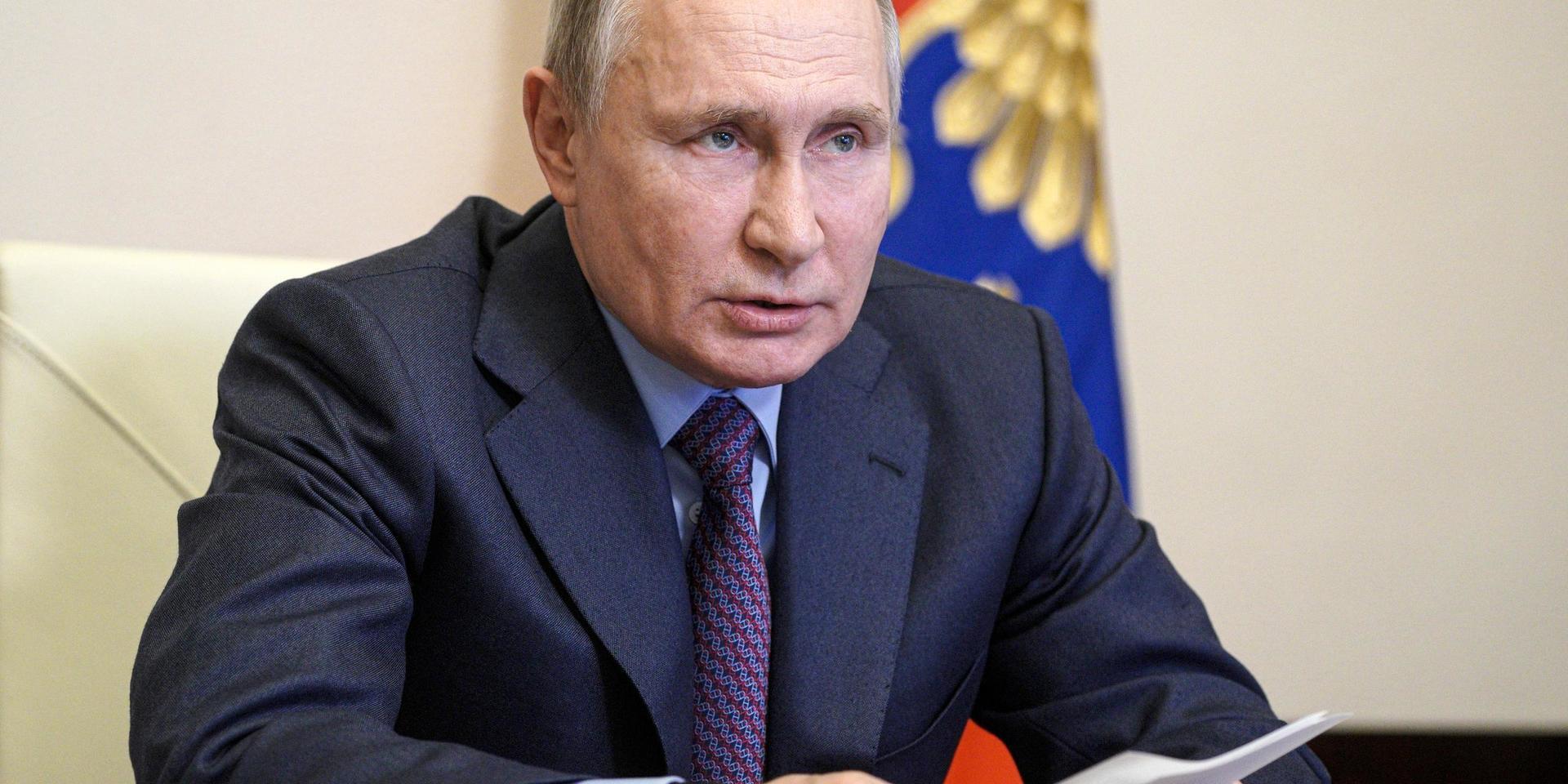 Vladimir Putin säger att han tänker låta sig vaccineras med Sputnik-vaccinet på tisdagen.