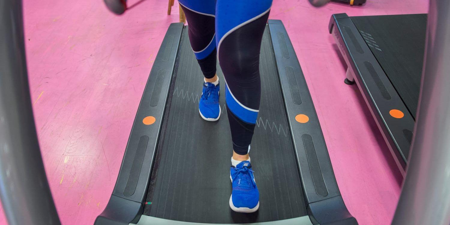 Kvinna på löpband.