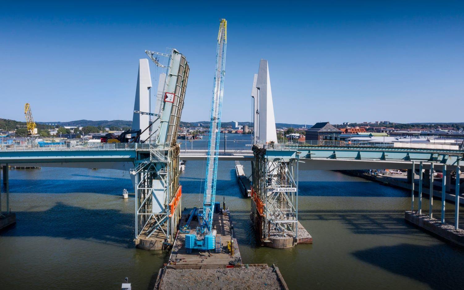 Det har gått drygt tre månader sedan rivningen av Göta älvbron påbörjades.