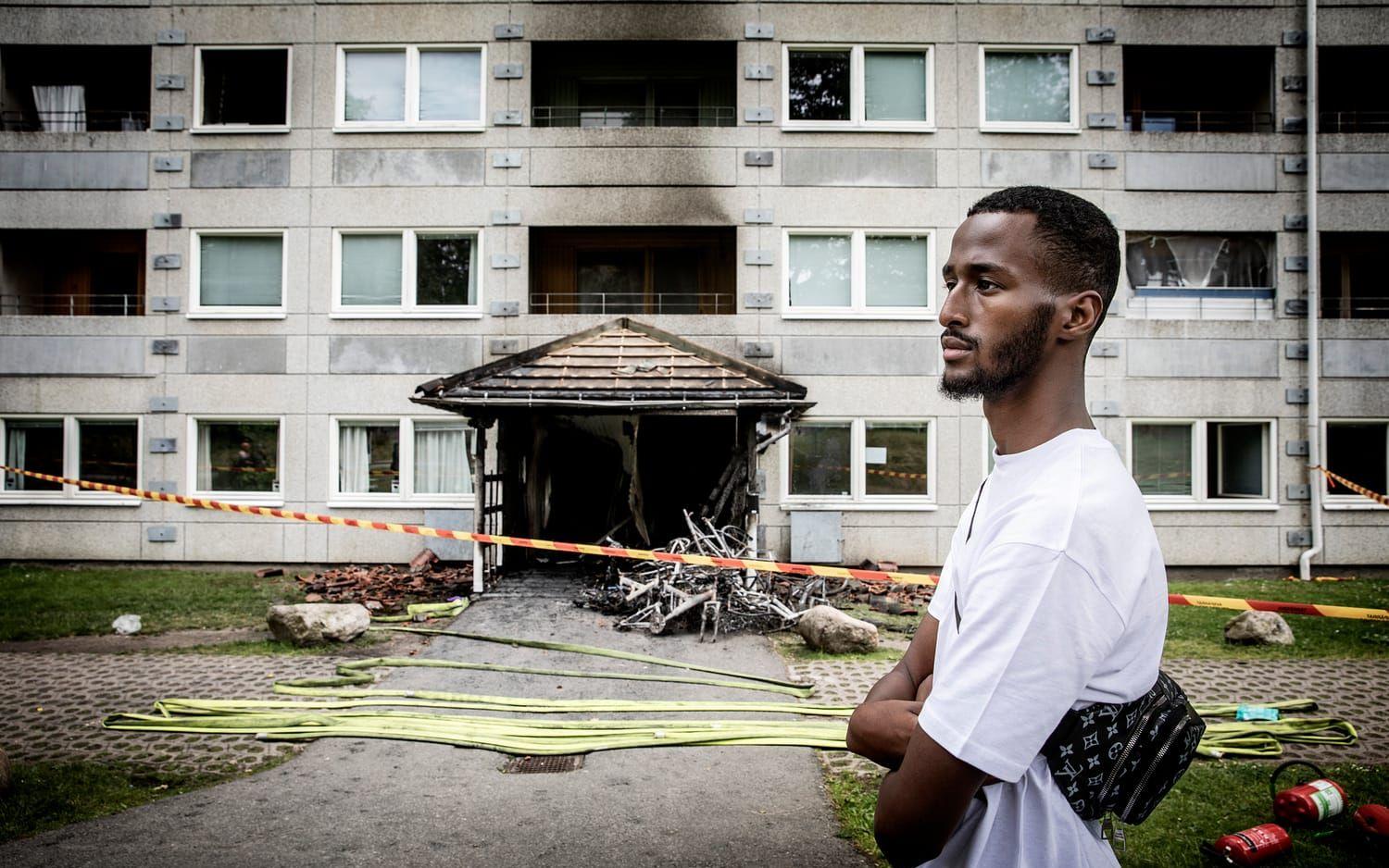Abdullahi Mahamud klättrade upp på fasaden för att hjälpa sina grannar ur det brinnande lägenhetshuset.