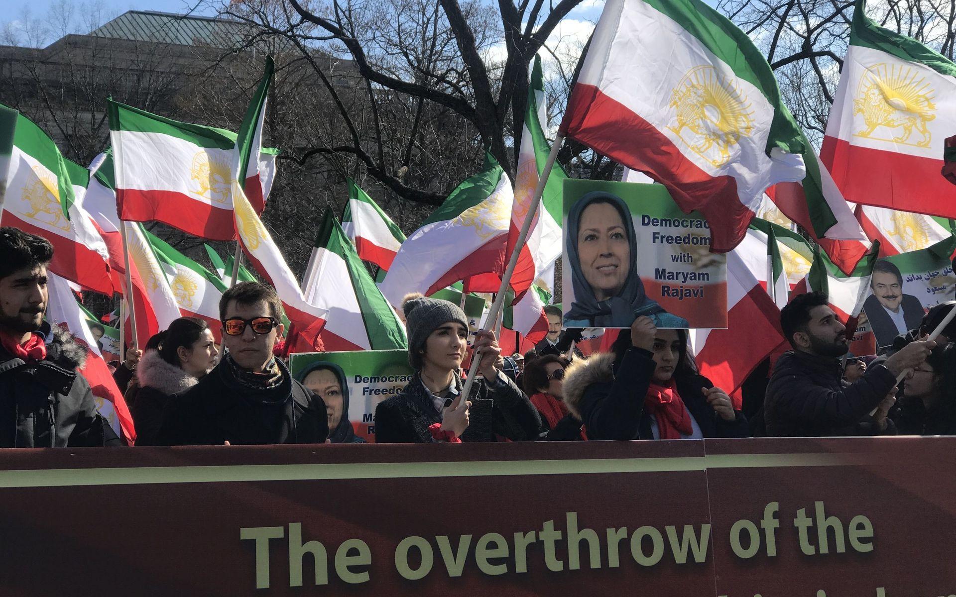 Flera hundra iranier i exil protesterar utanför Vita huset mot regimen i Iran.