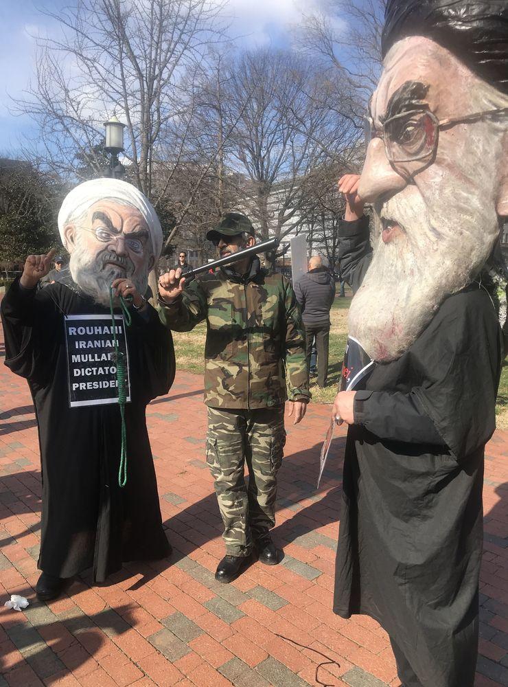Demonstranter utklädda till ledarna i Iran.