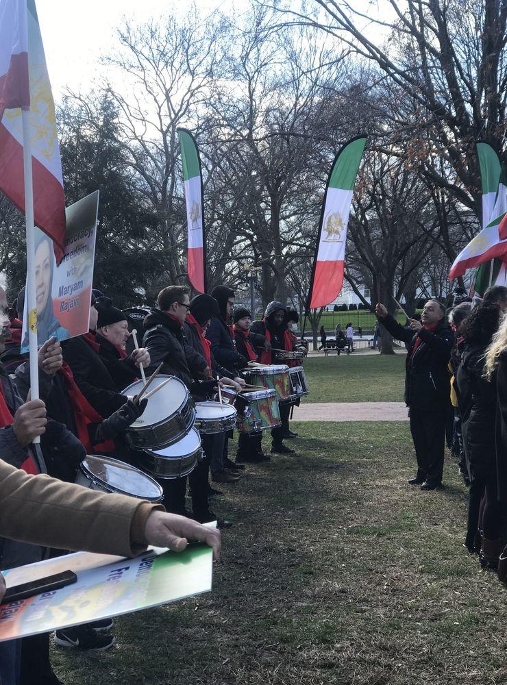 Dova trummor i proteserna utanför Vita huset mot regimen i Iran.