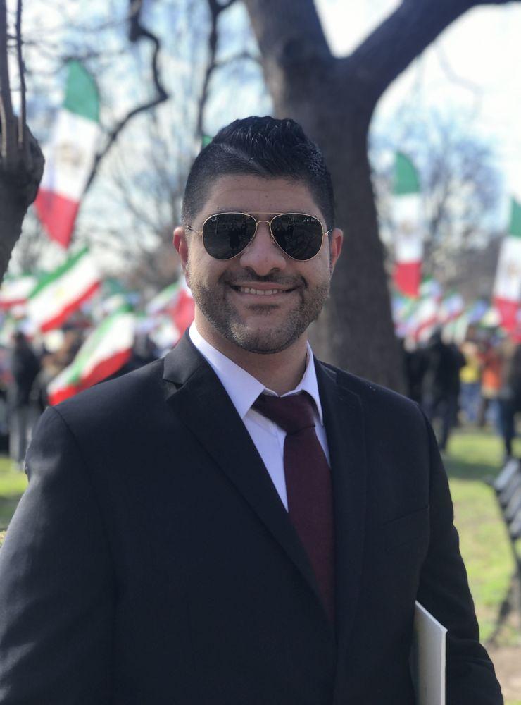 Behr Borhani demonstrerar i Washington mot regimen i Iran. - Glöm oss inte, säger han.