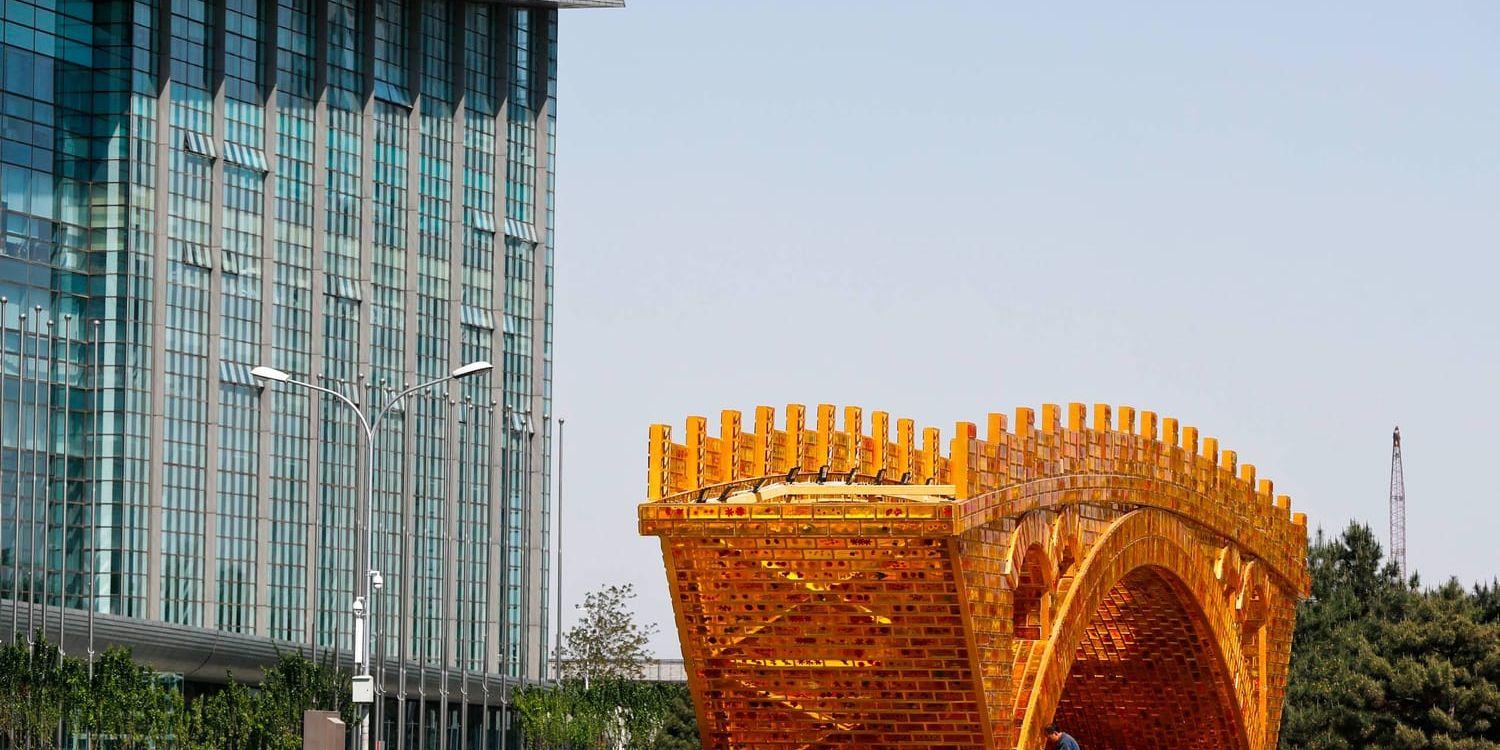 En gyllene bro installeras vid kongressanläggningen i Peking där Sidenvägen-toppmötet ska hållas. Mötet äger rum på söndag–måndag, 14–15 maj. Bilden är från förberedelserna i april.