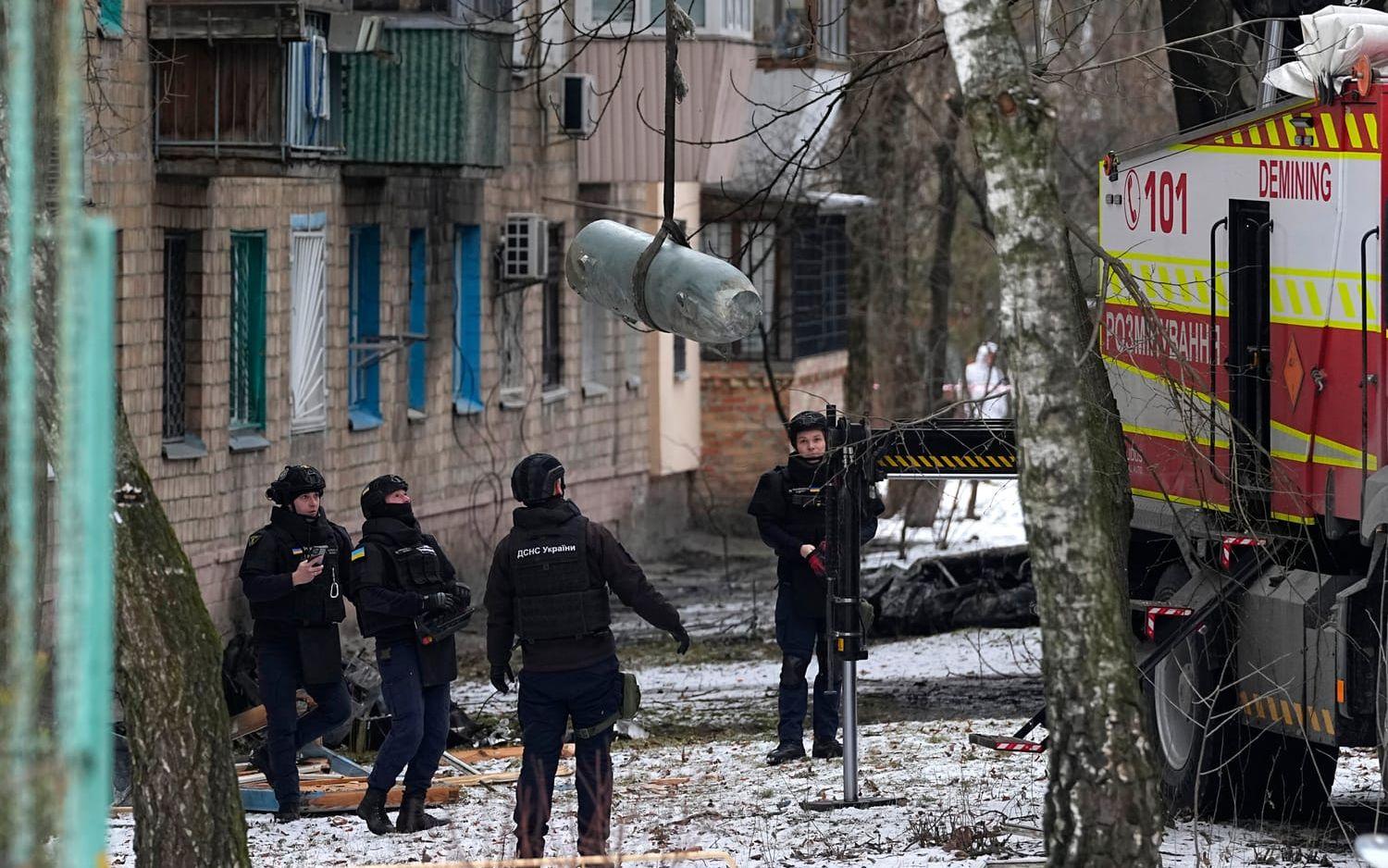 En bombstyrka lastar en robotspets som inte har exploderat, i Kiev på tisdagsmorgonen.