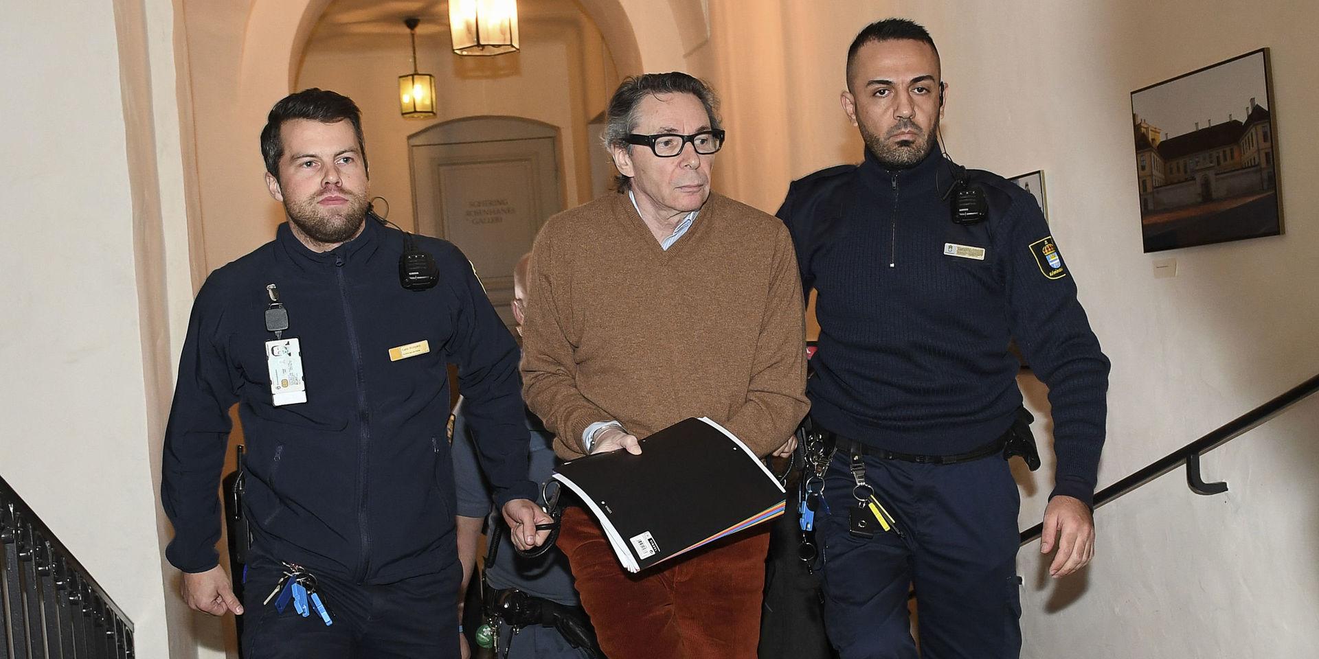 Kulturprofilen Jean-Claude Arnault anländer till rättegången i Svea hovrätt. 

