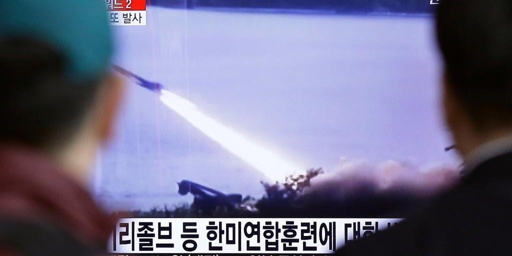 Människor i Sydkorea ser en tv-sändning om raketuppskjutningar i Nordkorea. Arkivbild.